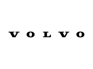 Bildet viser Volvo-logoen, som består av ordet "VOLVO" med store svarte bokstaver fordelt jevnt på en hvit bakgrunn.